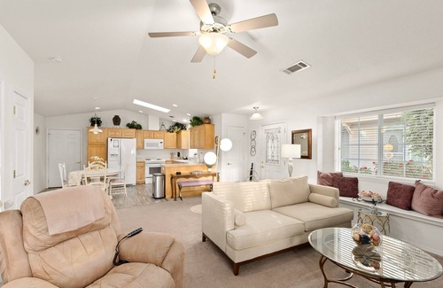 Redwood Cottage | COMFY-COZY, Quiet, EV car CHARGER, GARAGE, Recliner