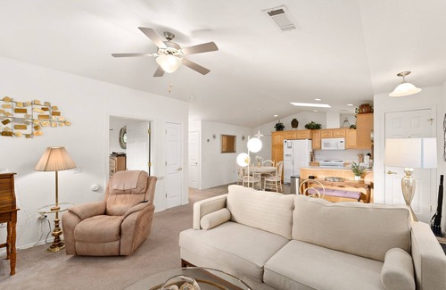 Redwood Cottage | COMFY-COZY, Quiet, EV car CHARGER, GARAGE, Recliner