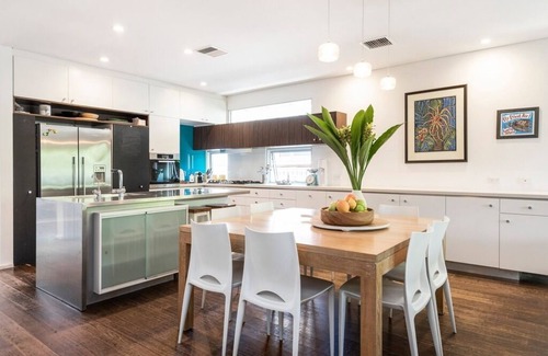 Palm Beach House | Comfy family beach house, an entertainers delight- sandy feet paradise.