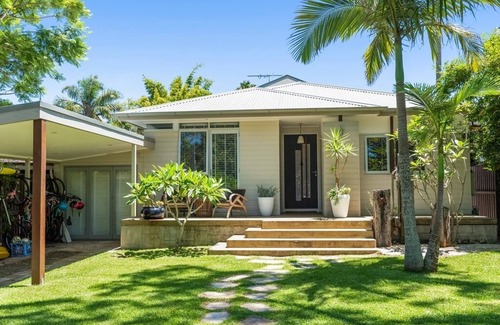 Palm Beach House | Comfy family beach house, an entertainers delight- sandy feet paradise.