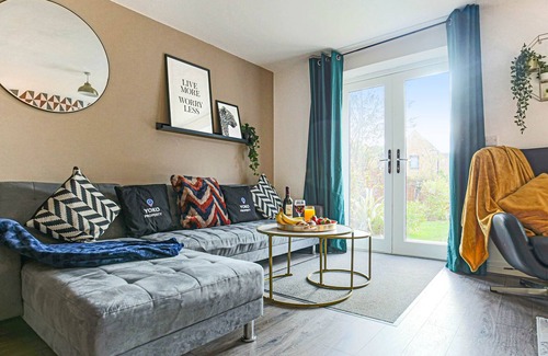 Newport Pagnell House | ⭐️Comfy House with Free Parking, Garden & Smart TV with Netflix by Yoko Property