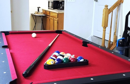 South Gate House | Comfy King Private Suite Near UMD BWMC & BWI with Pool Table and Treadmill.