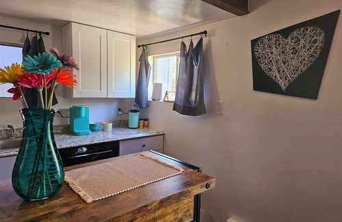 Prescott Cottage | Comfy Loft Retreat Above the Pines