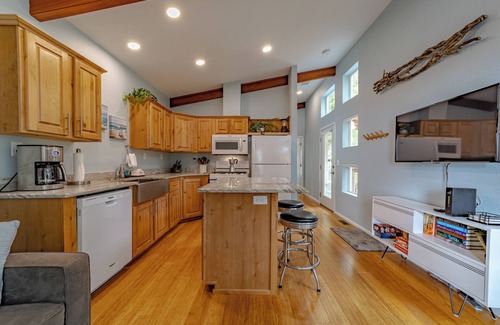 Trinidad Cabin | Comfy oceanside retreat, forested creekside setting, expansive grounds over ocean bluffs
