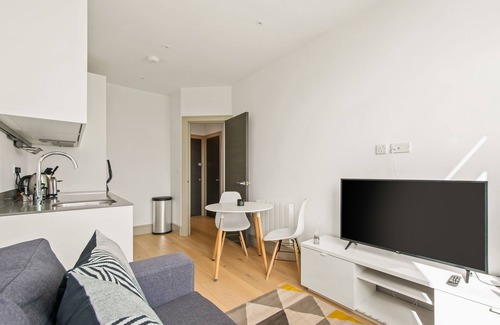 Rayners Lane Apartment | Comfy One-Bedroom Flat in Broad House, Harrow