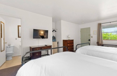 East Springfield Hotel | Comfy & Pet Friendly Stay Near Cooperstown