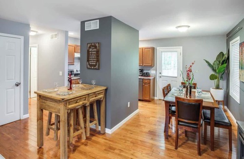 Gates-North Gates House | 😎Comfy Suburb Home😎 w/King Beds by Arpt/Dwnt/UofR