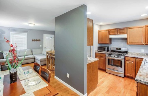 Gates-North Gates House | 😎Comfy Suburb Home😎 w/King Beds by Arpt/Dwnt/UofR