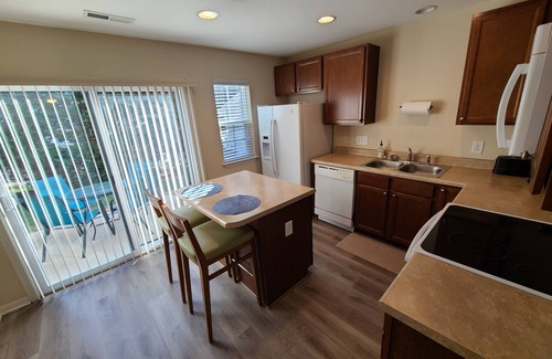 Greensboro House | Comfy townhouse near airport and dining!