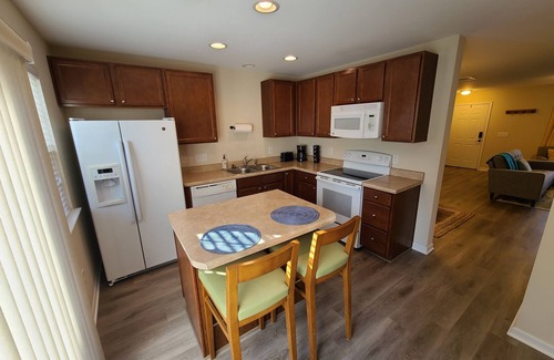 Greensboro House | Comfy townhouse near airport and dining!