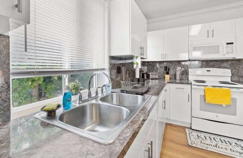 Coral Way Apartment | Comfy & Updated Apartment minutesaway from Airport