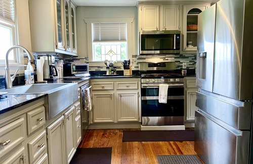 Washington Ave./ Memorial Park House | COMFY URBAN RETREAT, PET FRIENDLY, PRIVATE DRIVEWAY PARKING