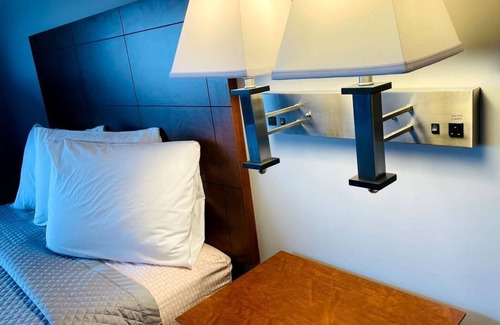 Port Clinton Hotel | Commodore Perry Inn and Suites