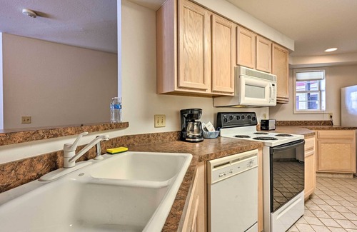 Pigeon Condo | Community Pool & Hot Tub: Pigeon Condo Near Beach