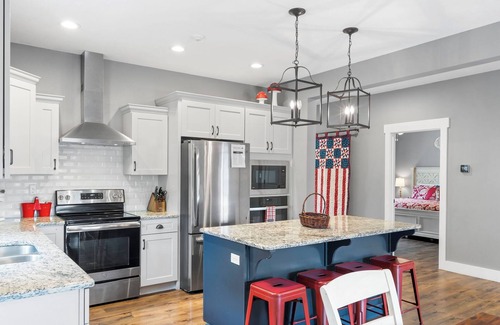 Table Rock House | Community Pool-Labor Day Open-Lake Views-Daily Tickets to Local Attractions-Air Hockey!