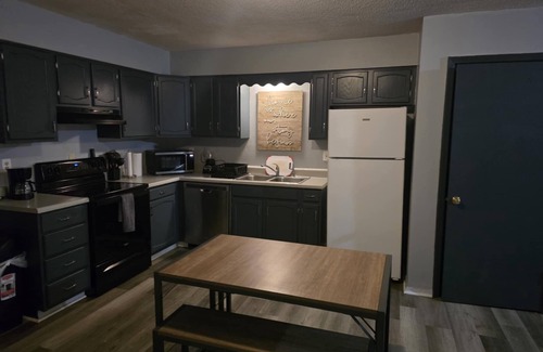 Columbia Apartment | Como's Finest- A Home Away From Home- Sleeps 10