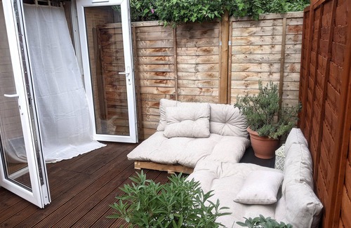 Hemel Hempstead Apartment | Compact Annex - Private Patio & Parking Included