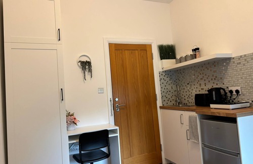 Hammersmith Broadway Apartment | compact studio in central location with excellent transport links.