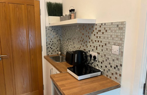 Hammersmith Broadway Apartment | compact studio in central location with excellent transport links.
