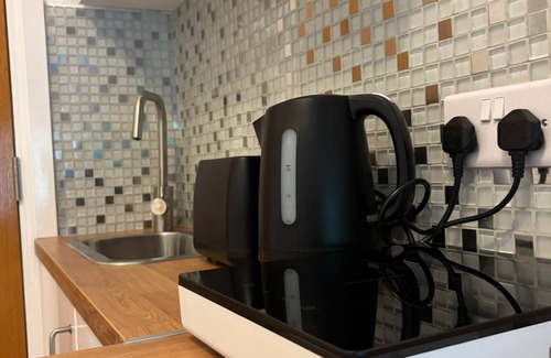 Hammersmith Broadway Apartment | compact studio in central location with excellent transport links.