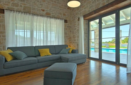 Filipini Villa | Completely renovated Villa M with pool on an enclosed property