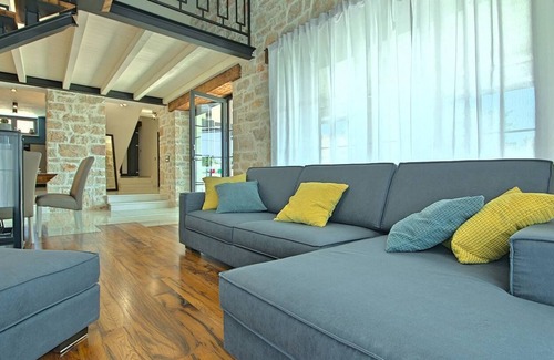 Filipini Villa | Completely renovated Villa M with pool on an enclosed property