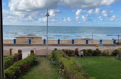 Al-Muntazah Apartment | Completely renovated now Chalet Direct sea view 2 bed rooms شاليه فينيسيا شاطىء المعموره مجموعه الفردوس دور اول على البحر مباشره مع كارنيهات بوابه الدخول خدمه نزلاء متوفره 24ساعه للعمل على راحه النزلاء و تلبيه رغباتهم اليوميه للعائلات فقط
