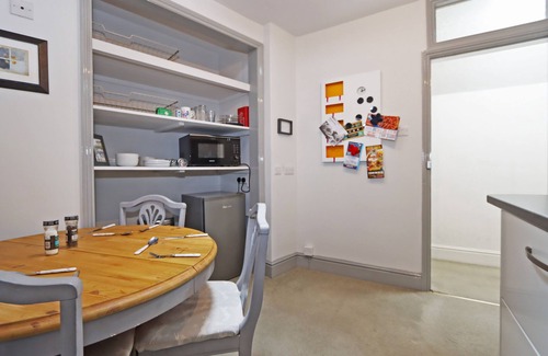 Newark Apartment | Compton House Snug - your home from home