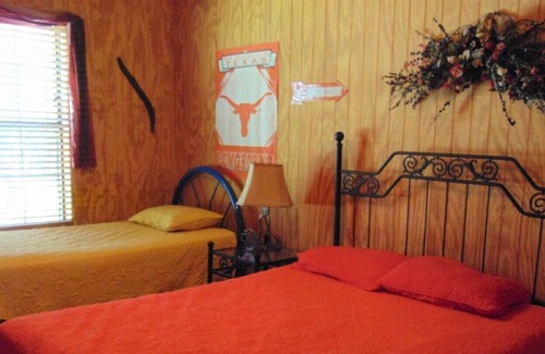 Sabinal Cabin | CONCAN! Float 2 Cabin, Walk 2 Frio River, Volleyball, Comanche River Access!