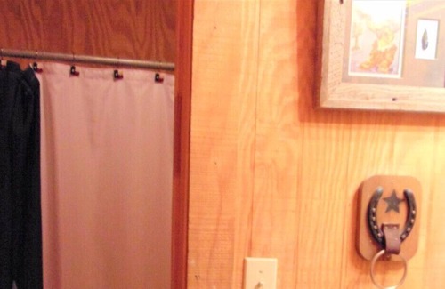 Sabinal Cabin | CONCAN! Float 2 Cabin, Walk 2 Frio River, Volleyball, Comanche River Access!