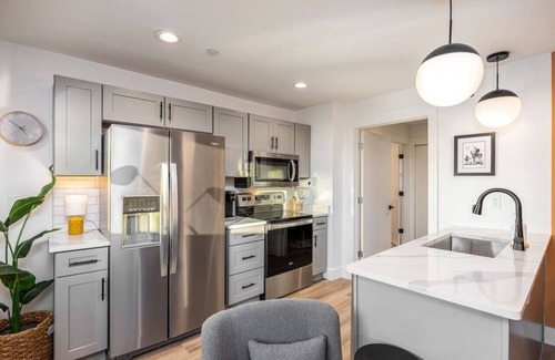 Hillsboro Village Apartment | Condo By Vanderbilt and Belmont, 3 miles to Downtown + Parking