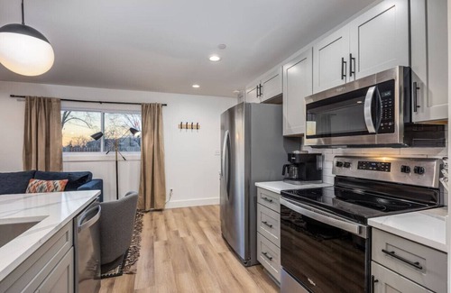 Hillsboro Village Apartment | Condo By Vanderbilt and Belmont, 3 miles to Downtown + Parking