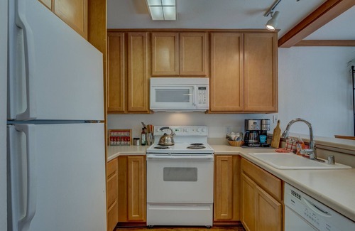 Tahoe Woods Condo | Condo close to ski hill with fireplace, balcony, W/D, hot tub, & pool