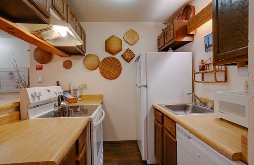 Angel Fire Condo | Condo just a Walk from the Chair Lift