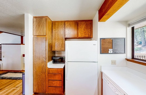 Lakeshore Condo | Condo near lake & skiing with on-site pool, hot tub, & sauna