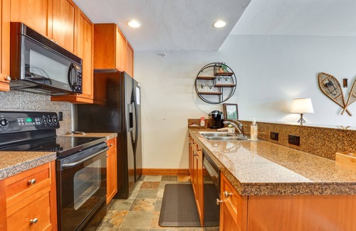 The Highlands Condo | Condo w/Sauna Access: 3 Mi to Breck Gondola!