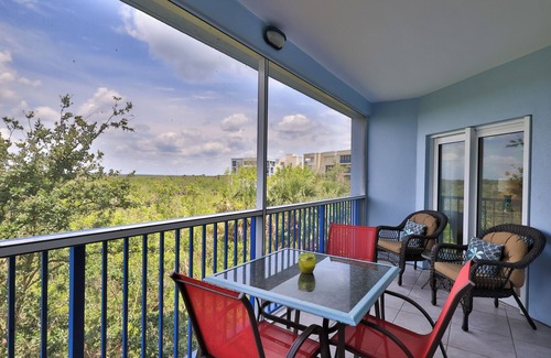 New Smyrna Beach Condo | 🌴🐠Condo w/Short Walk to Private Beach Access 🏖️ & Loaded w/Amenities 🌊🎾🏀