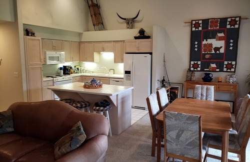 Downtown Leavenworth Condo | Condo with Mountain Views Walking Distance to Town