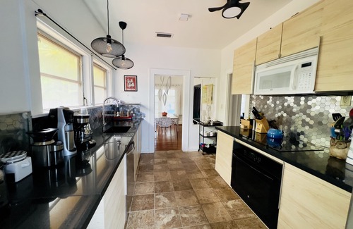 Downtown Fort Lauderdale House | Confortable old Florida coral house 3 bed 2 bath pool and peacocks Las olas 1mil