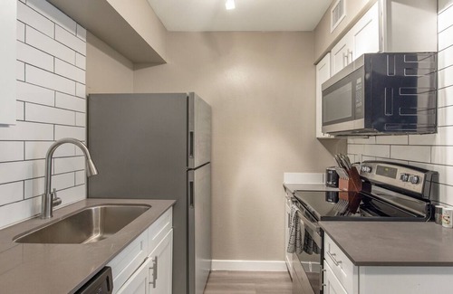 Deer Valley Apartment | CONGRATS! You’ve found a large1BR apt w/high-end appliances in a prime location!