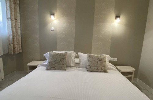 La Riviere-Saint-Sauveur Hotel | Contact Hôtel - Hôtel les Bleuets & SPA