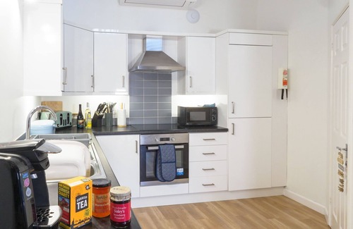 Falmouth Cottage | Contemporary 1 bed property, shared pool, nr Falmouth/Helford River
