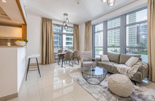 Downtown Dubai Apartment | Contemporary 1 BR + study Holiday Home in Downtown