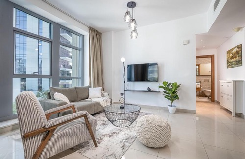 Downtown Dubai Apartment | Contemporary 1 BR + study Holiday Home in Downtown