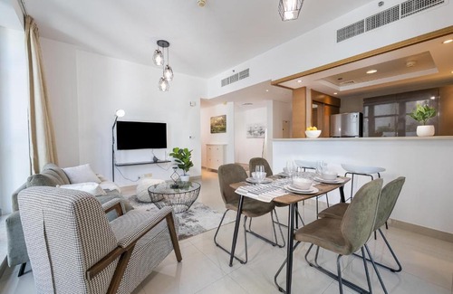 Downtown Dubai Apartment | Contemporary 1 BR + study Holiday Home in Downtown