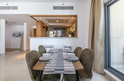 Downtown Dubai Apartment | Contemporary 1 BR + study Holiday Home in Downtown