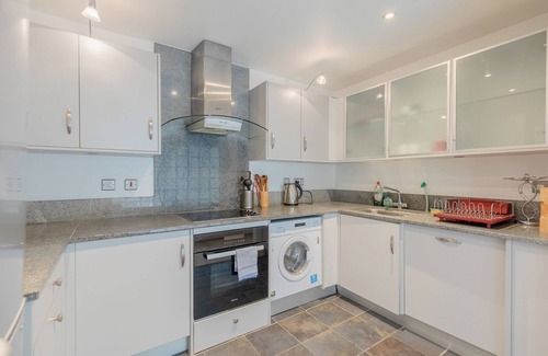 Island Gardens Apartment | Contemporary 1BD Riverside Retreat with Gym