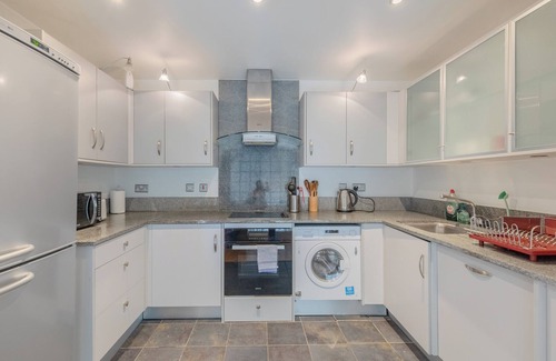 Island Gardens Apartment | Contemporary 1BD Riverside Retreat with Gym