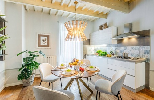 Montecarlo Apartment | Contemporary 2 Bedrooms Apartment in Montecarlo