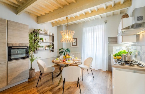 Montecarlo Apartment | Contemporary 2 Bedrooms Apartment in Montecarlo